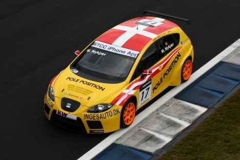 Det står pole position på Michel Nykjærs bil, og sådan en sikrede han sig under lørdagens tidtagning